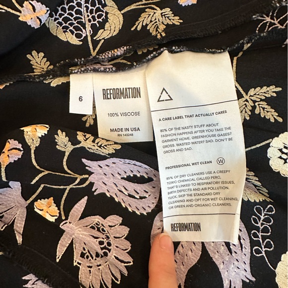 Reformation dress black floral on trend for spring 2024 🥀 - Picture 3 of 3